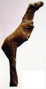 Propulsore in osso a cavallo rampante del XIII millennio a.C. Bruniquel, Francia